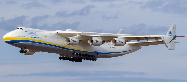 Le plus gros avion cargo du monde Antonov An-225 Mriya avec ses 6 turboréacteurs