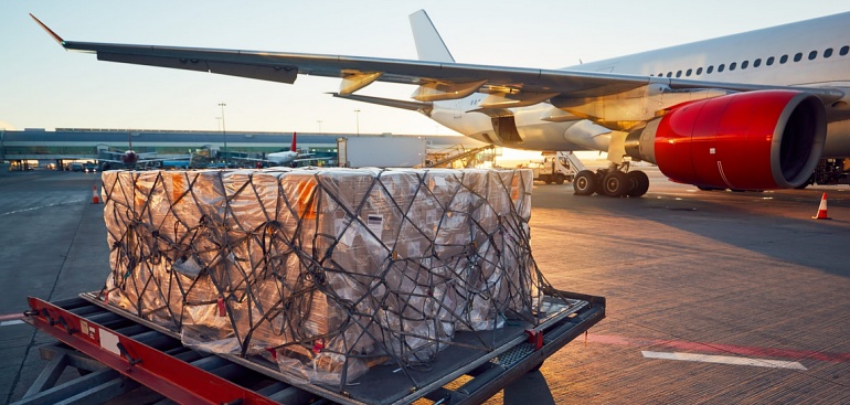 Un article sur l'importance de l'emballage et la préparation du fret aérien avant son chargement à bord d'un avion cargo